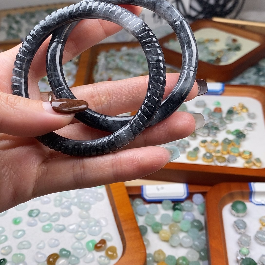 翡翠颈饰未镶嵌乌鸡手镯1个