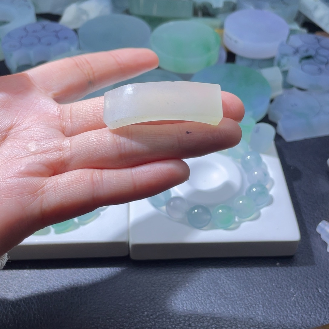 定制翡翠未镶嵌手牌