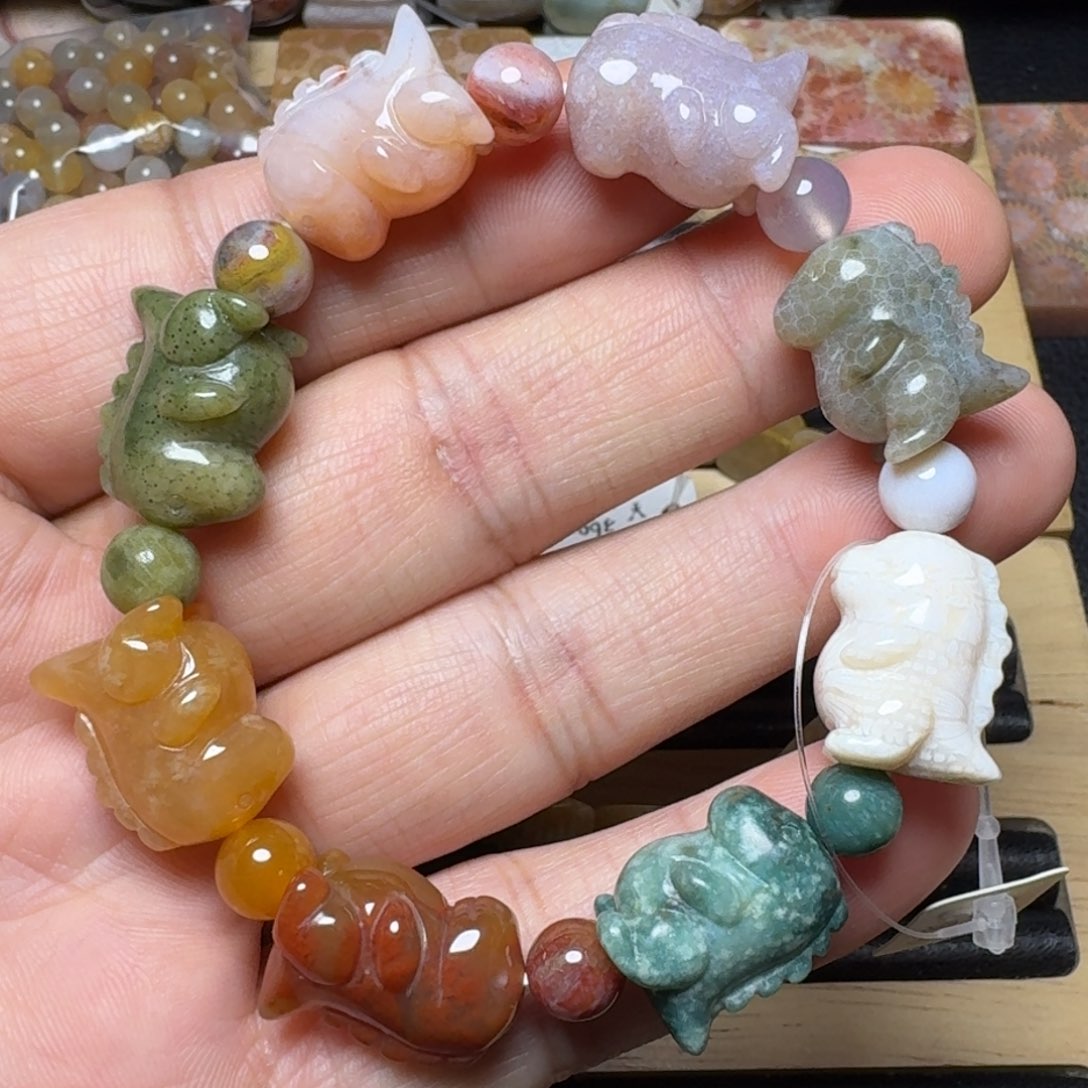 硅化玉纯天然色有机玉石未镶嵌恐龙手链