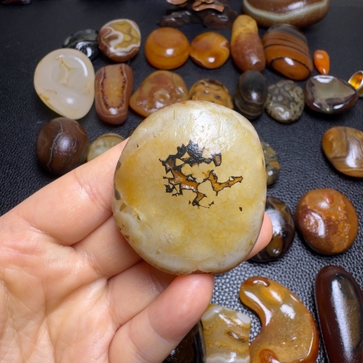 阳***石瓷片马达加斯加奇石手把件浮雕