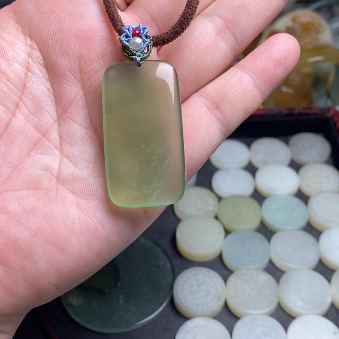 蛇纹石玉挂件未镶嵌