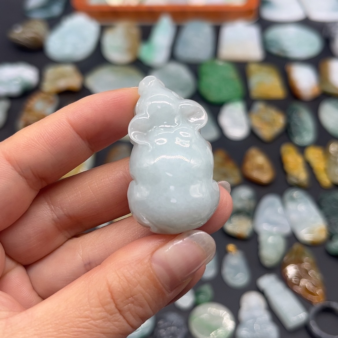 【闪购商品】翡翠颈饰未镶嵌牛