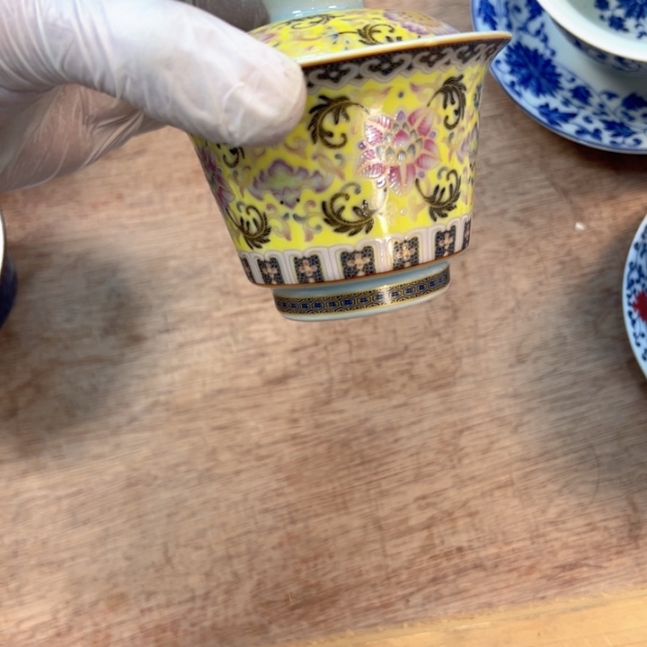 瓷片珐琅彩缠枝莲马蹄盖碗