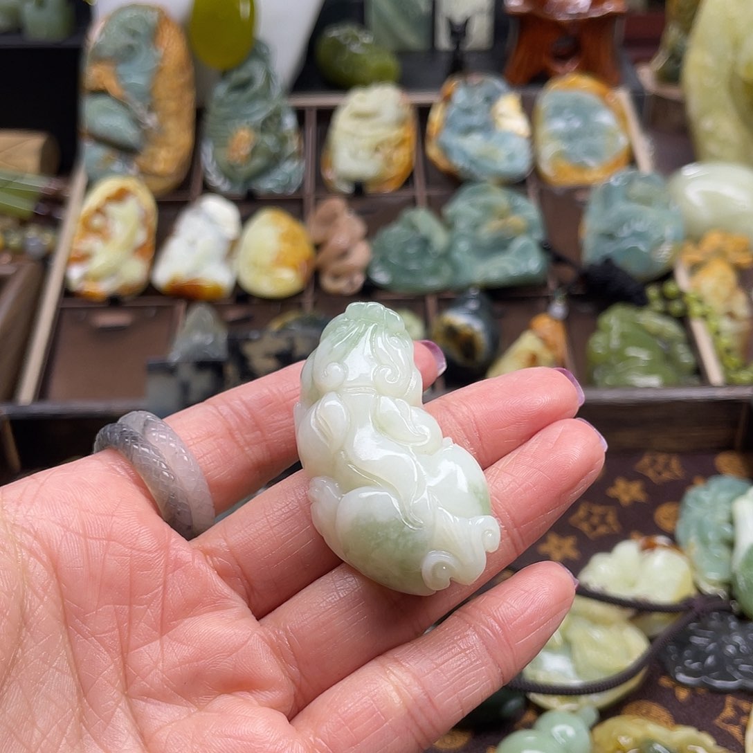 蛇纹石玉颈饰未镶嵌如*～岫玉翠花料貔貅