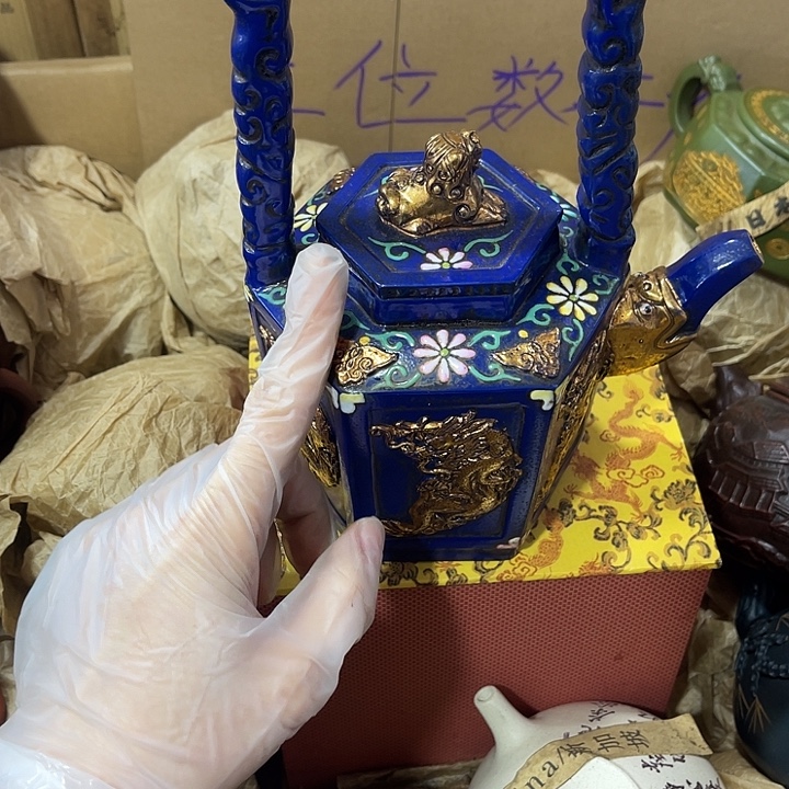 茶壶紫砂原矿泥料，手工制作的一把紫砂壶。