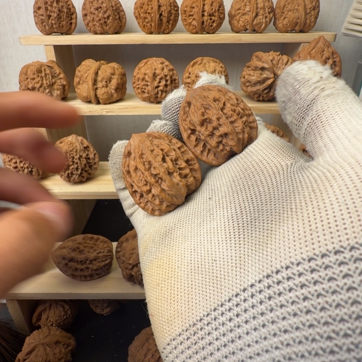 文玩核桃吊坠虎头