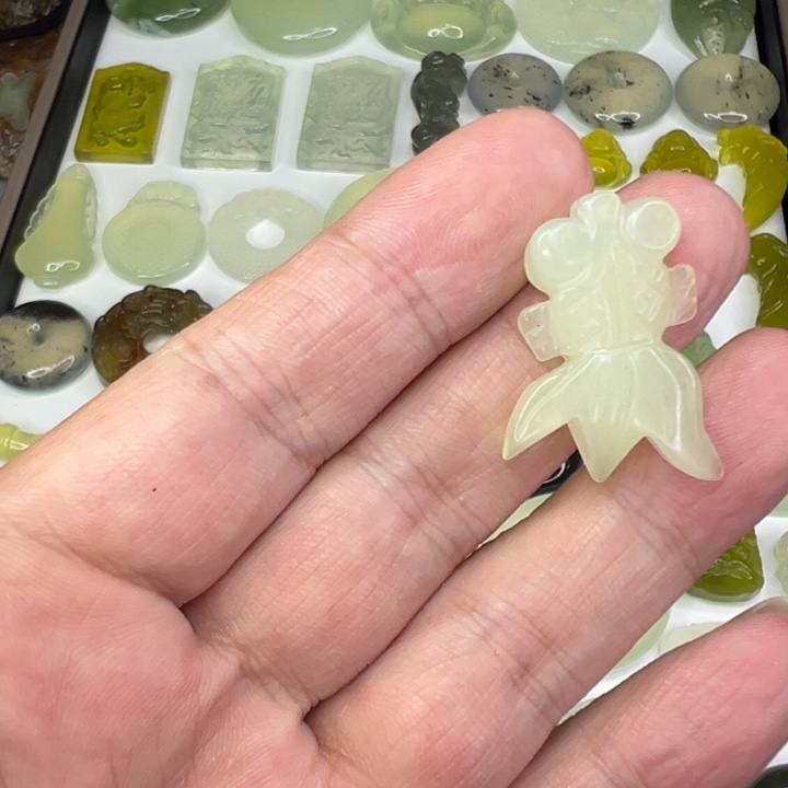 蛇纹石玉未镶嵌颈饰