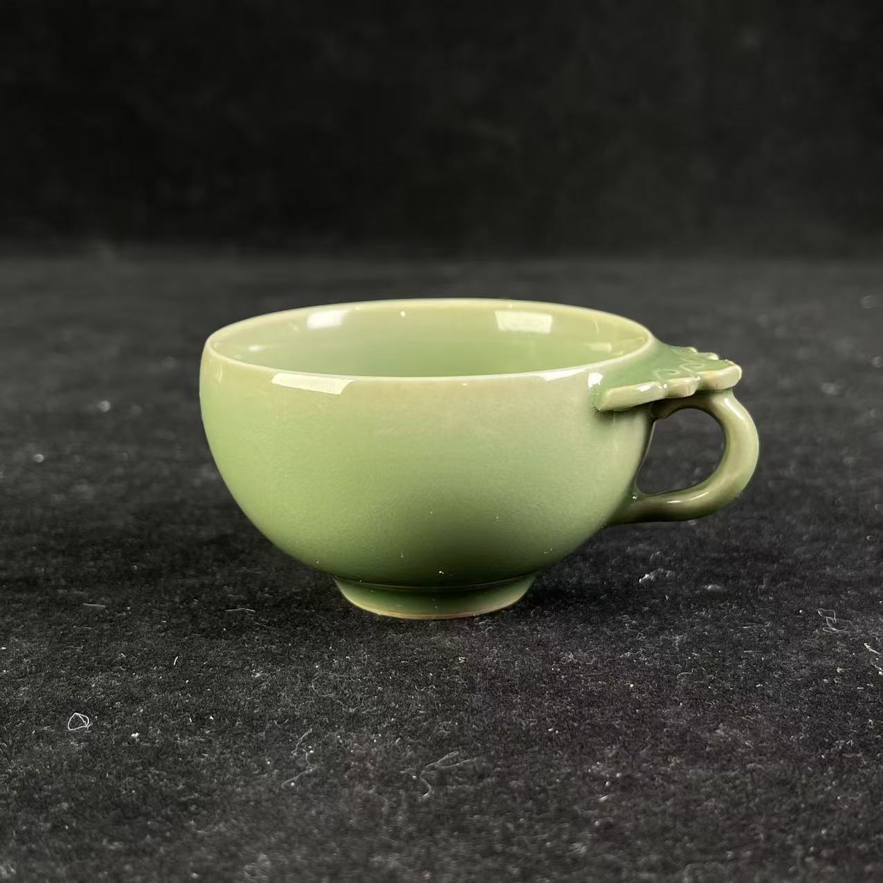 M龙泉梅子青屈卮杯