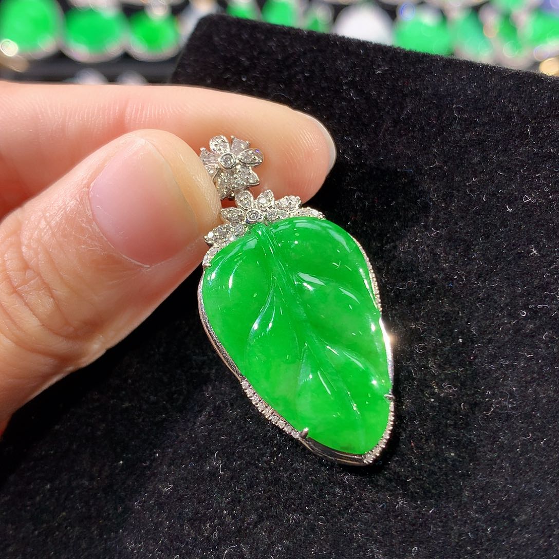 翡翠18K金镶嵌颈饰