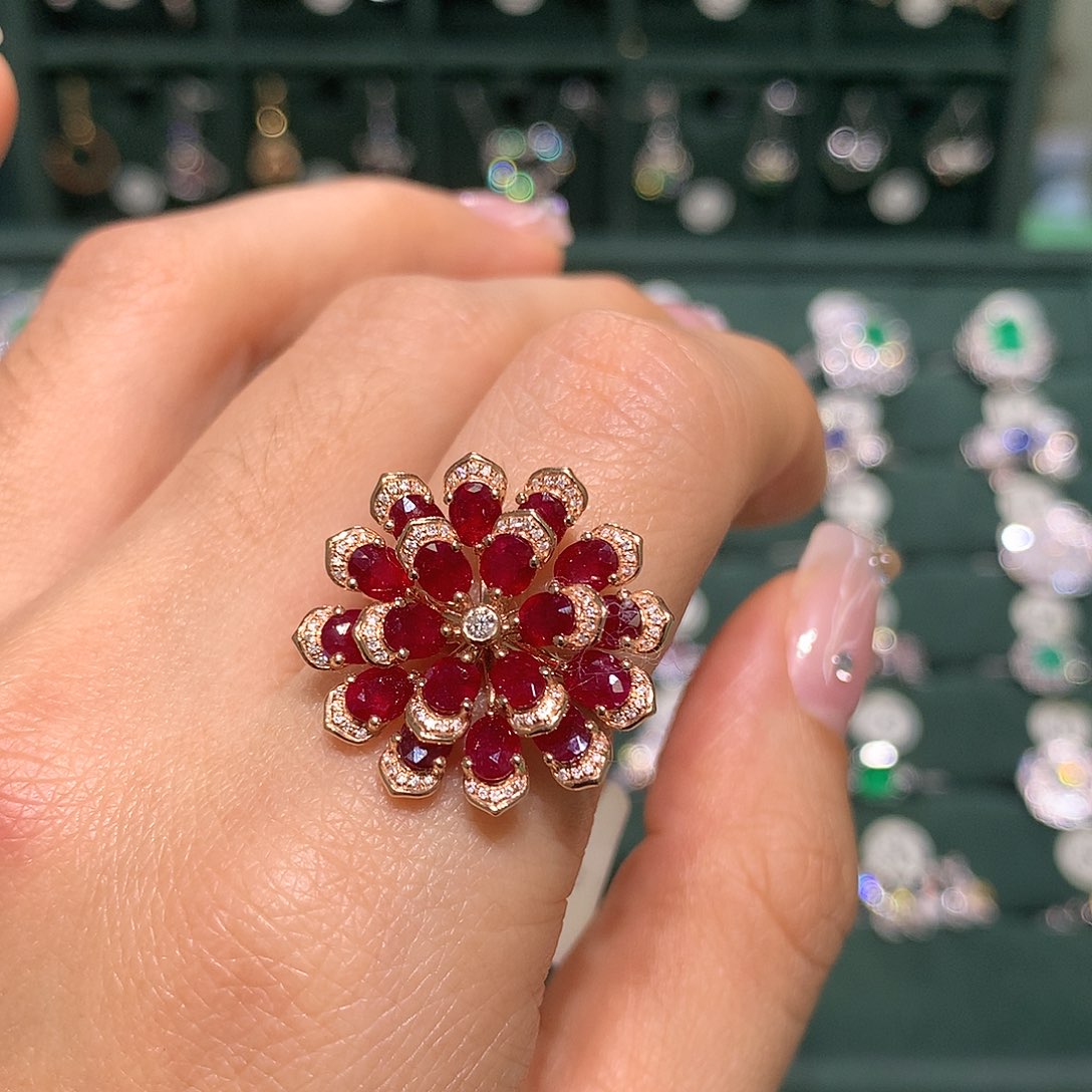 红宝石戒指18K金镶嵌