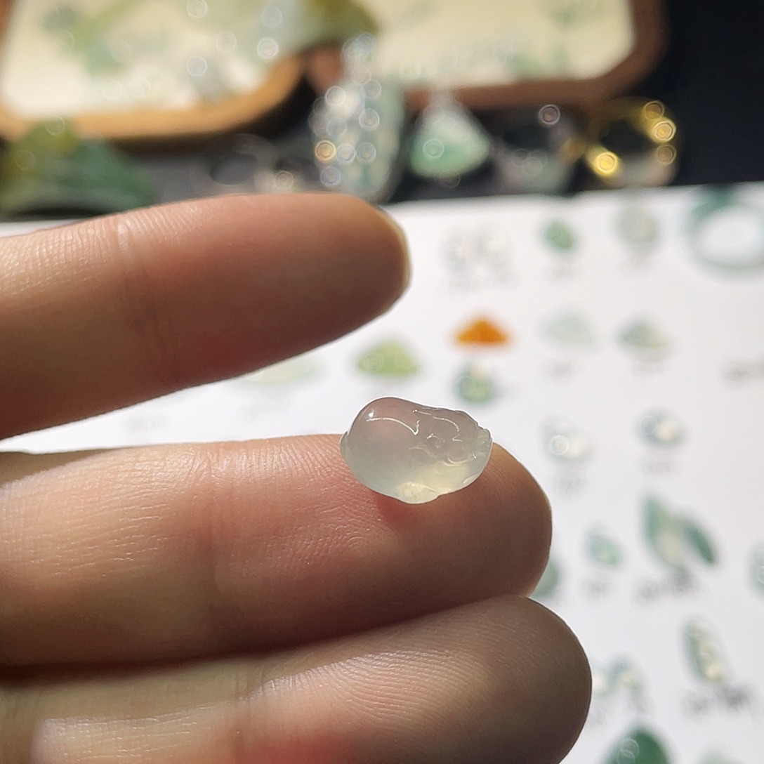 翡翠挂件18K金镶嵌翡翠金蝉