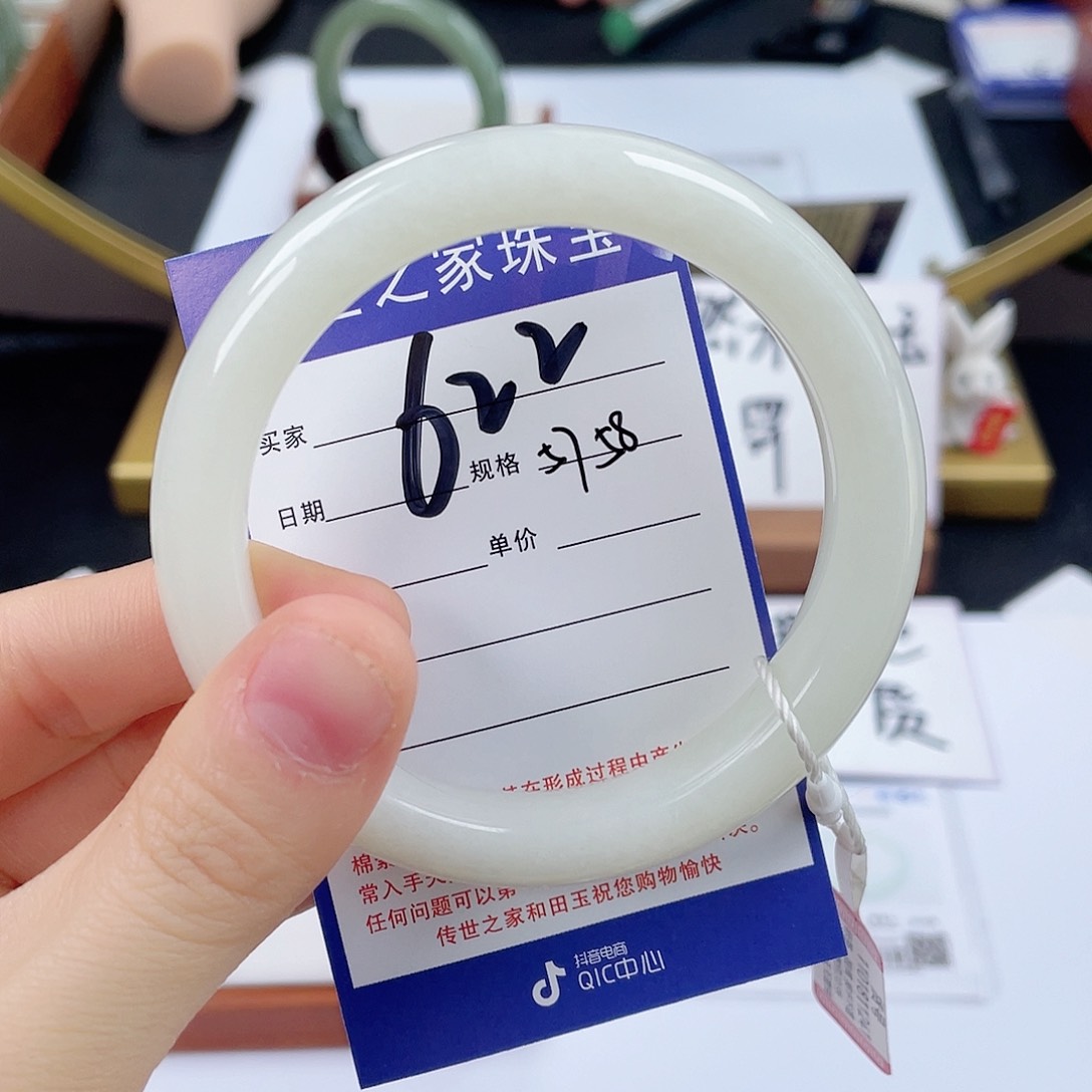 和田玉手镯未镶嵌