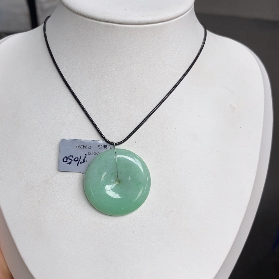 翡翠颈饰未镶嵌平安扣