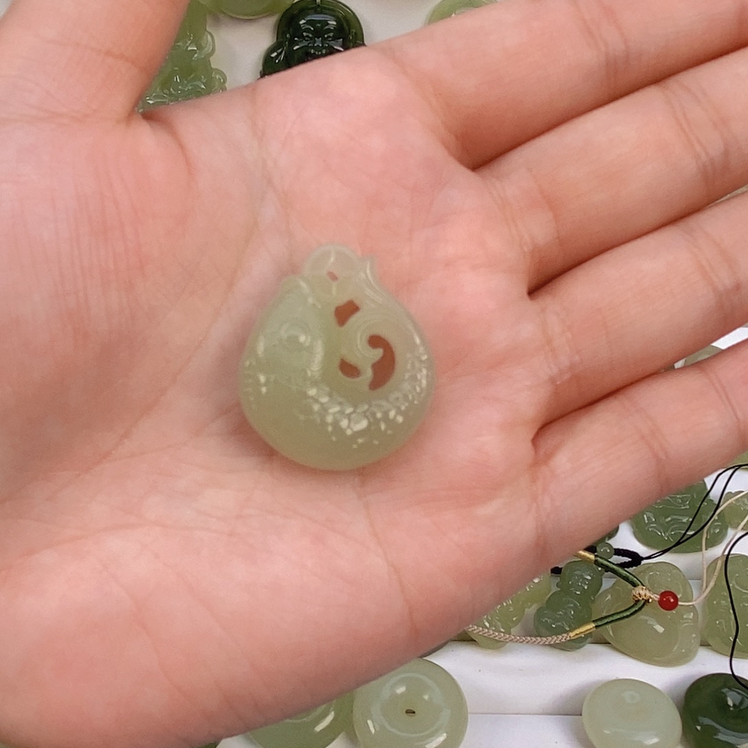 芳***子和田玉未镶嵌颈饰