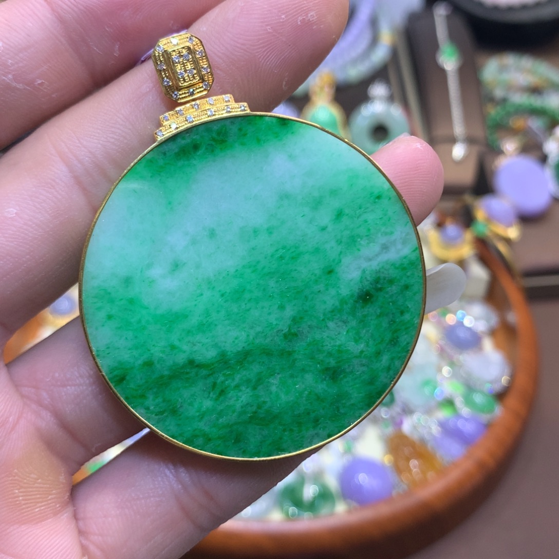 翡翠18K金镶嵌颈饰