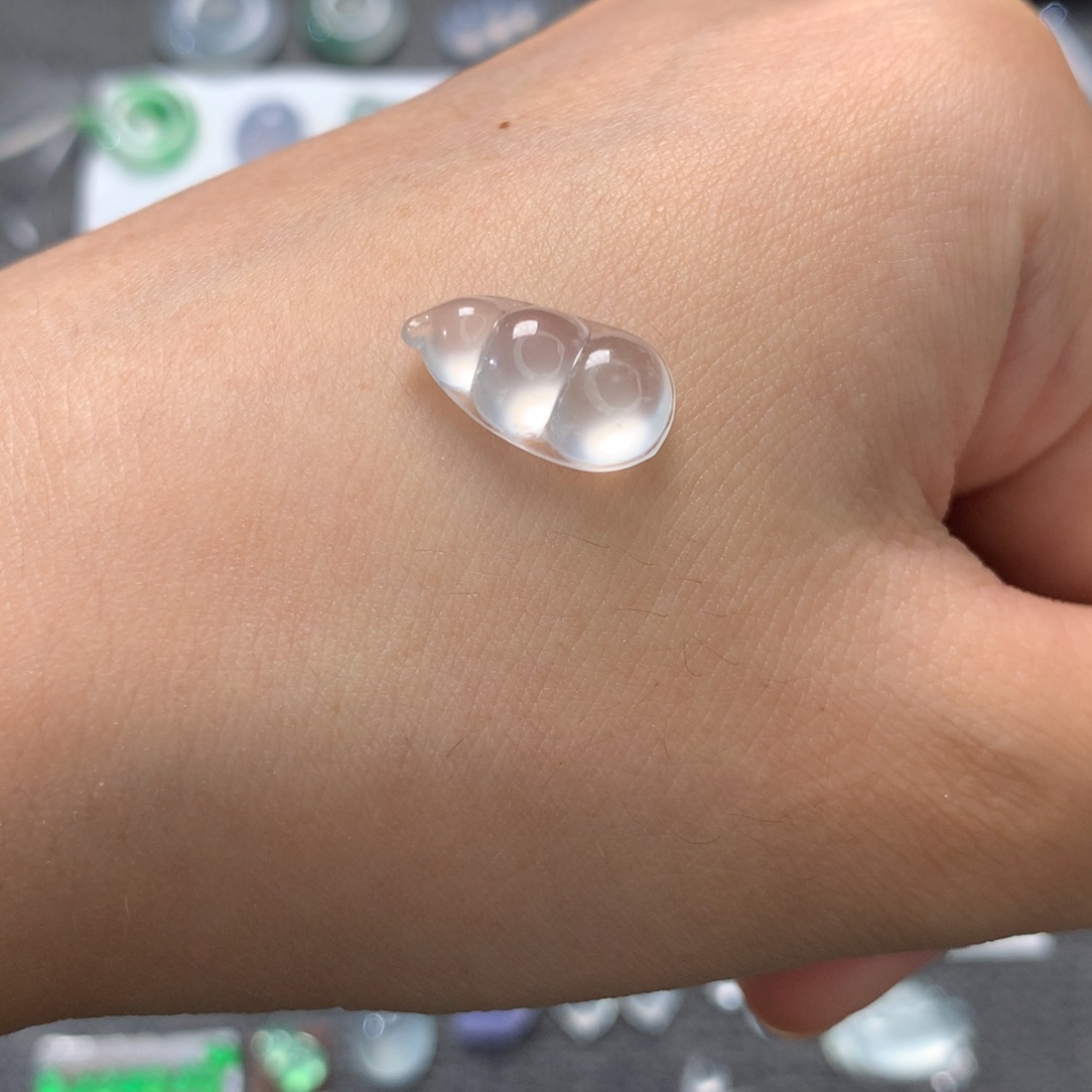 翡翠未镶嵌颈饰豆子