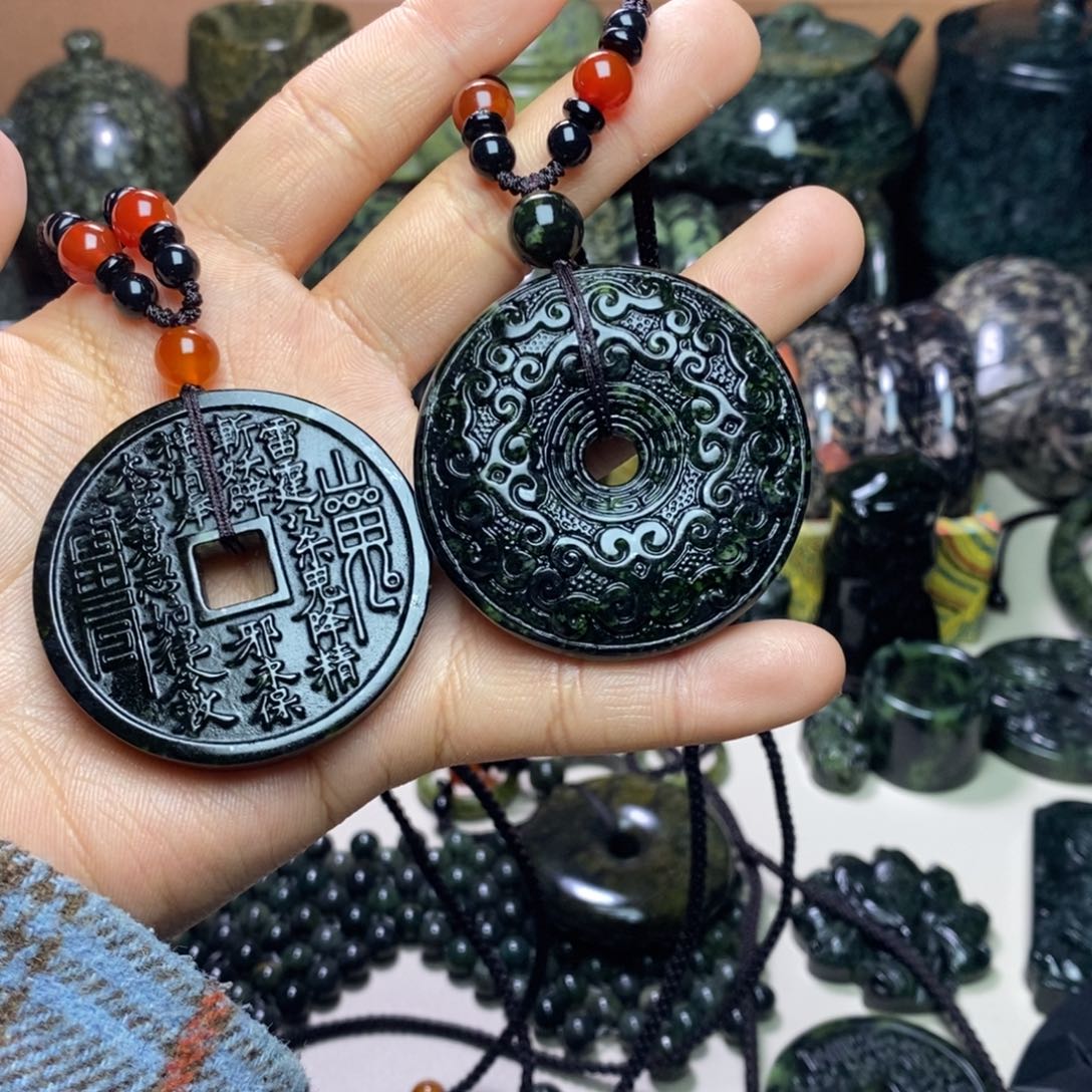 逸***峰蛇纹石玉未镶嵌颈饰