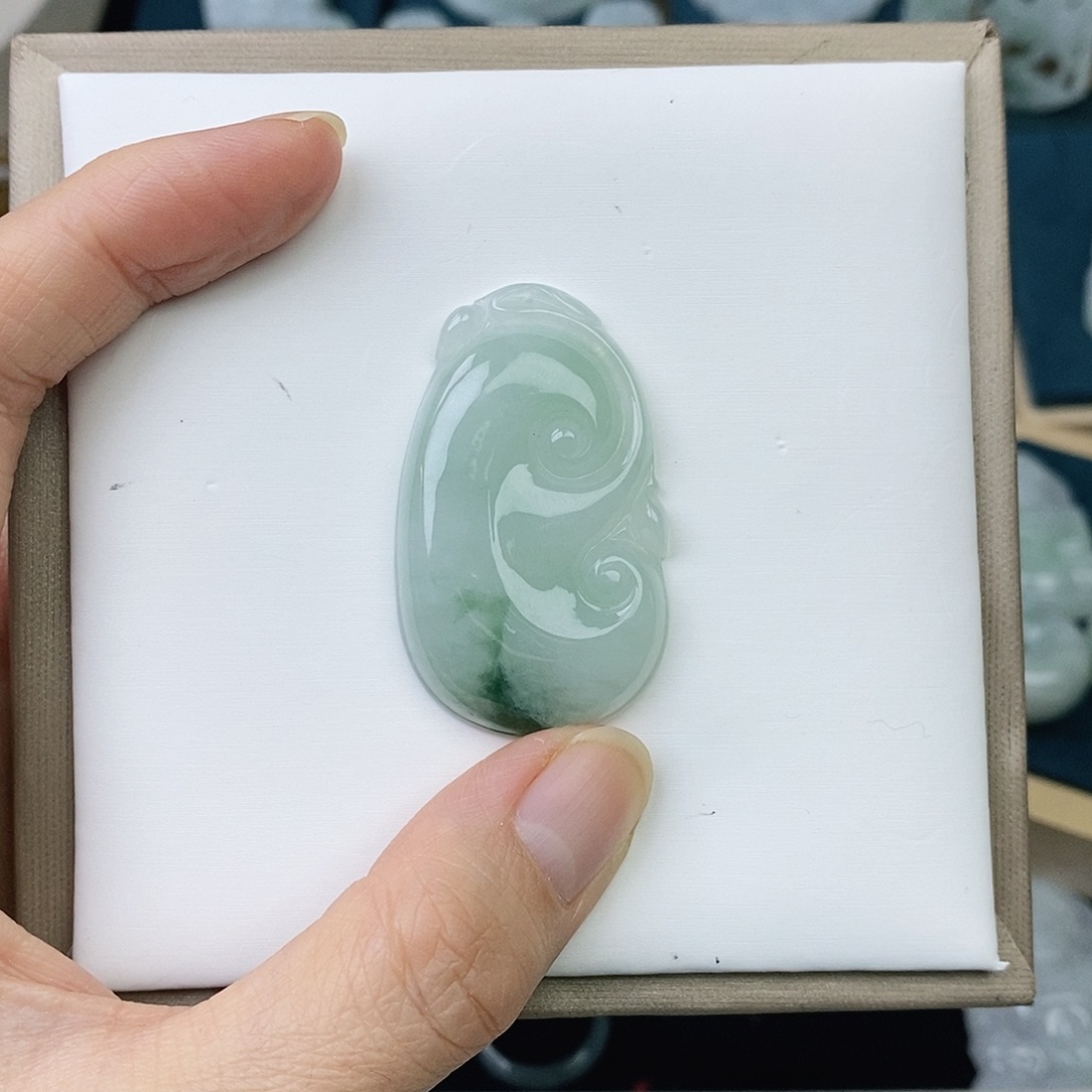 翡翠未镶嵌颈饰如意