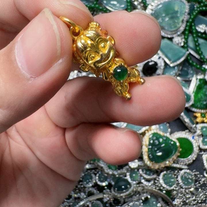 翡翠未镶嵌颈饰天然A货翡翠放漏