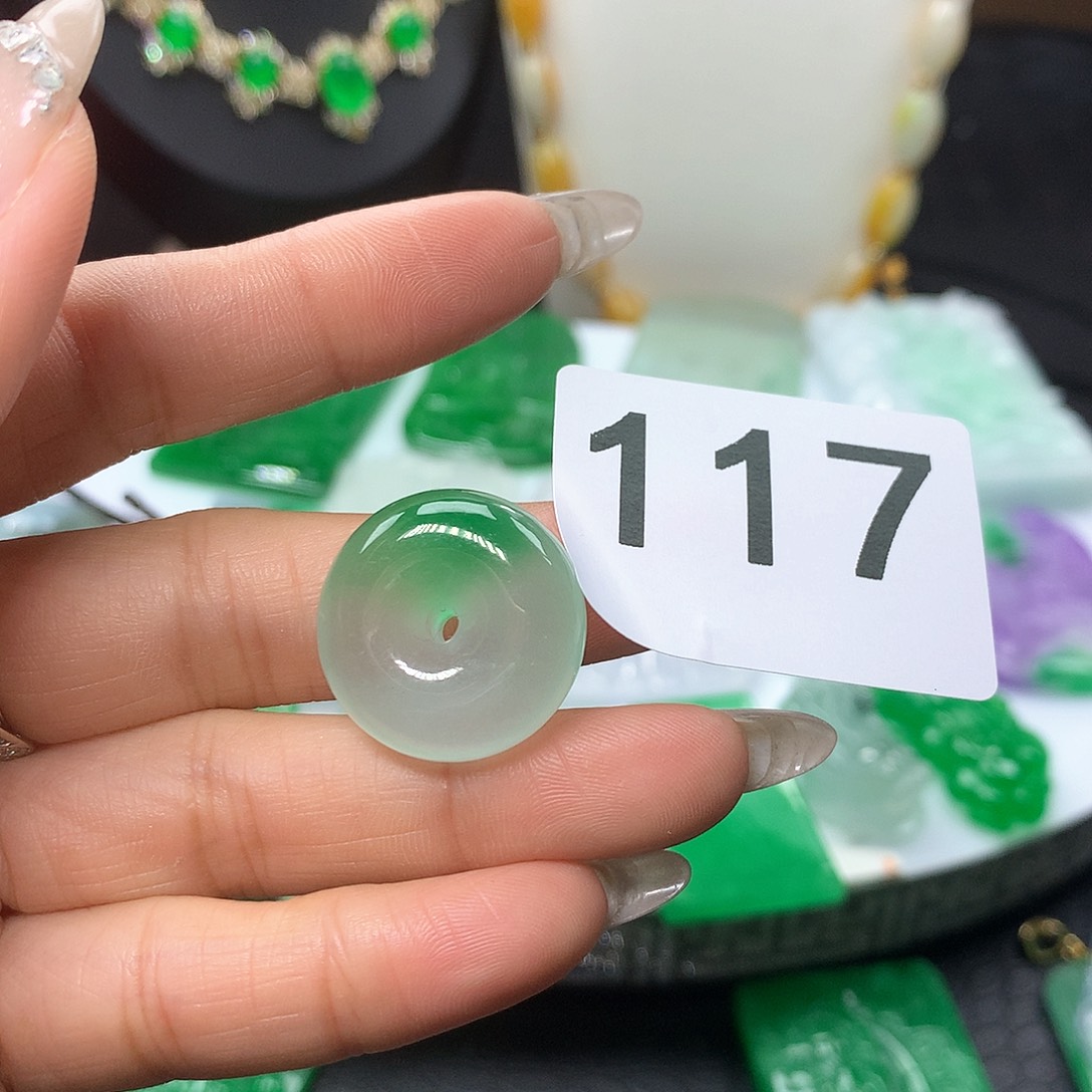 翡翠吊坠(赠链)未镶嵌