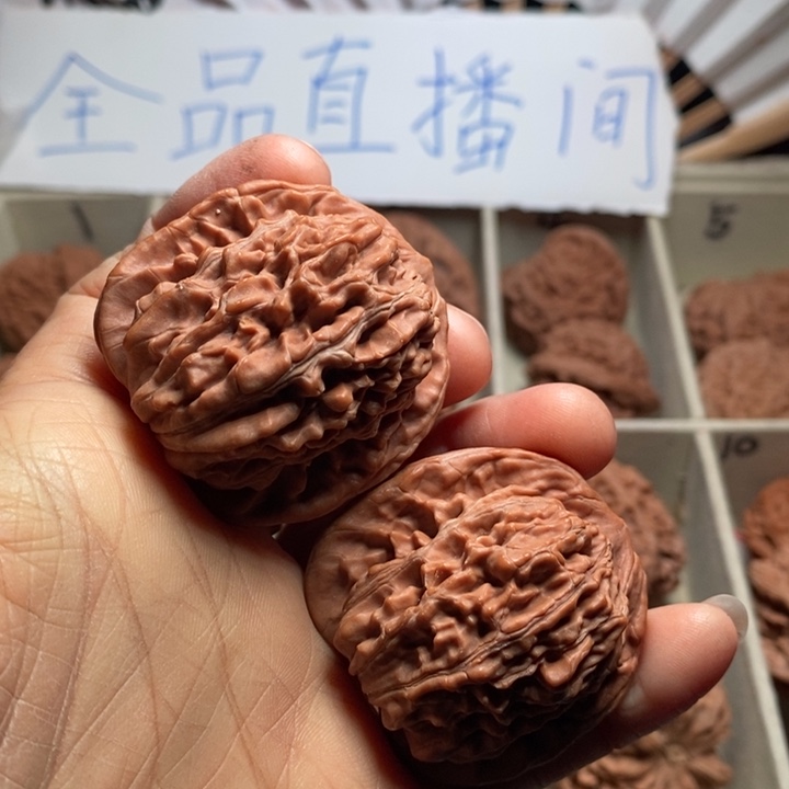 文玩核桃吊坠比***爸四座楼