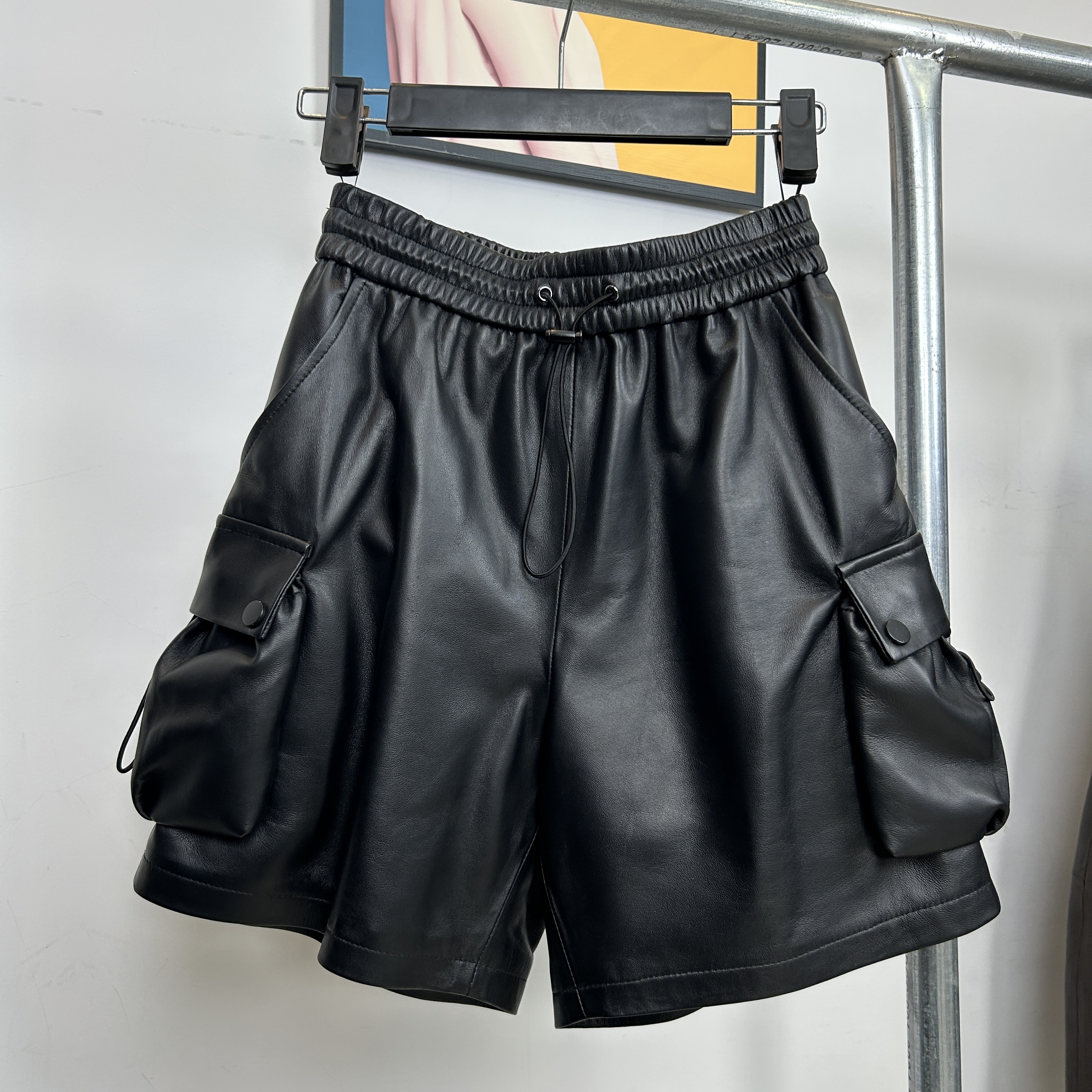 遇见安娜真皮短裤女2025新款秋冬款百分百头层绵羊皮三分裤高腰裤