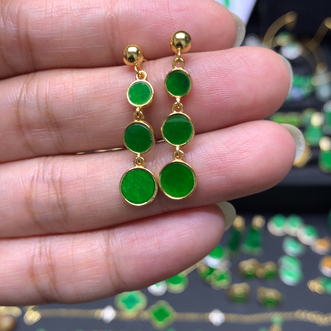 翡翠未镶嵌颈饰有纹