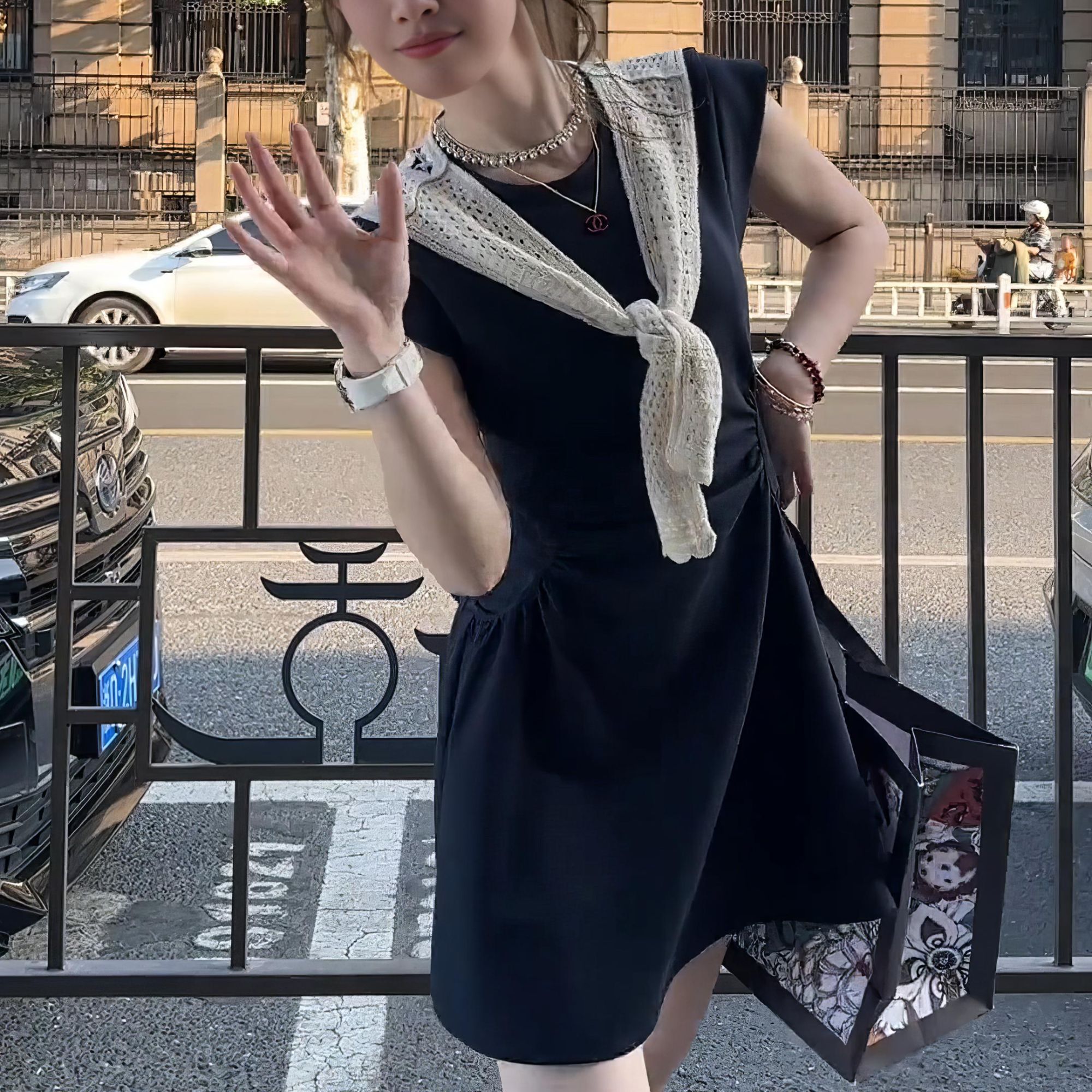 2025年夏季ins风新款设计感小众法式显瘦宽松褶皱收腰U型连衣裙女