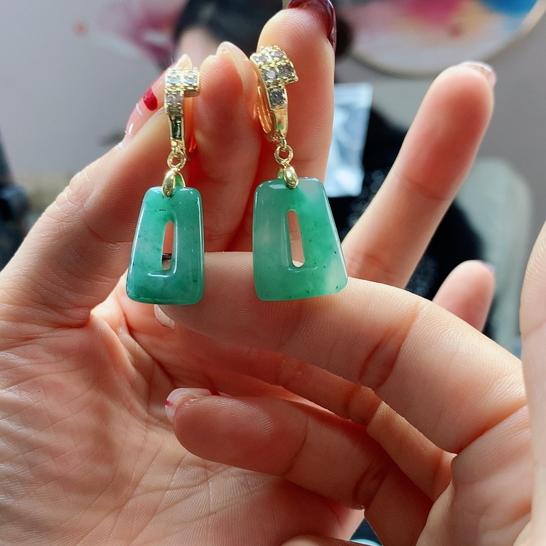 【闪购商品】石英质玉耳环未镶嵌