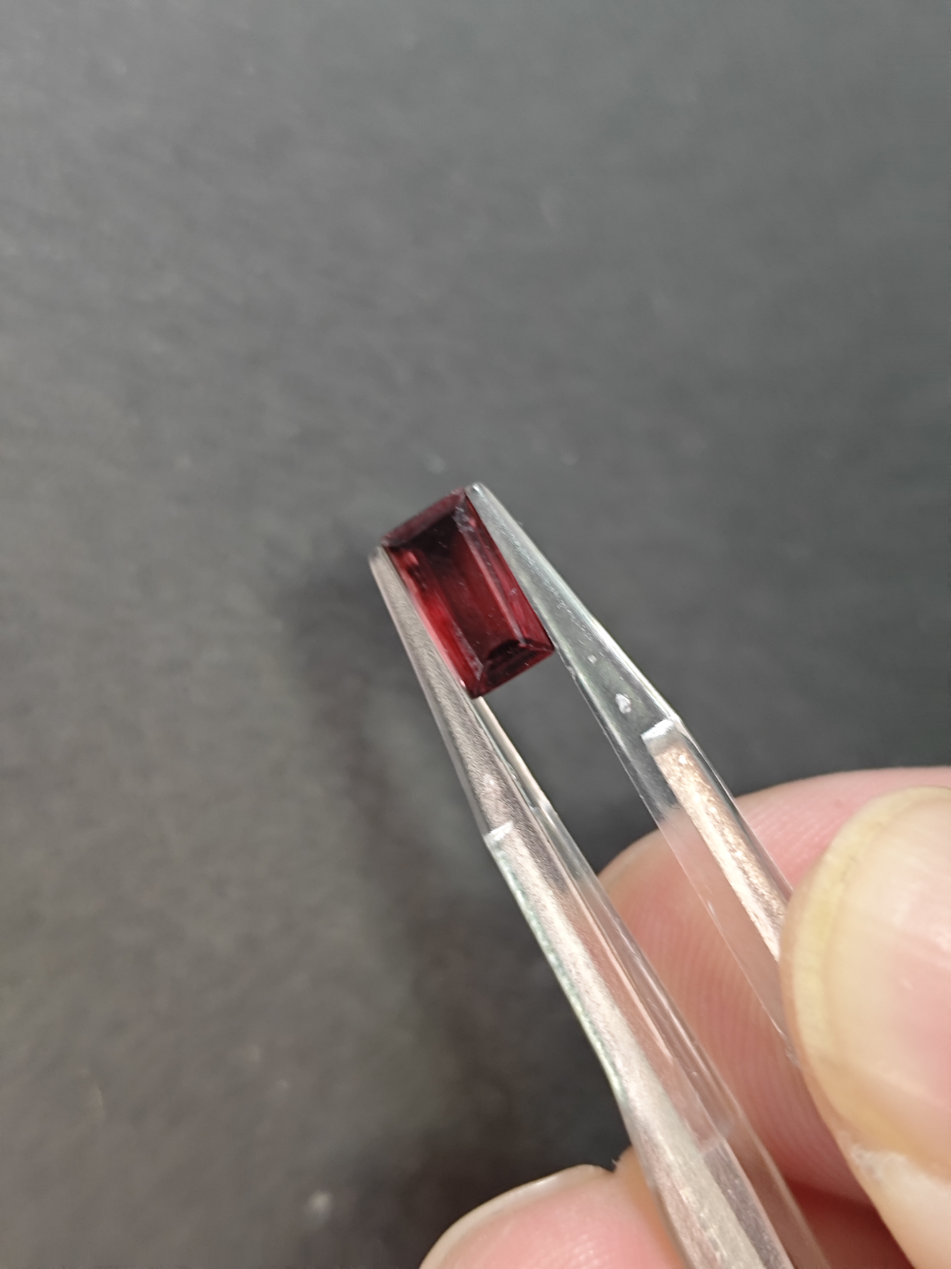 天然方形红宝石一颗