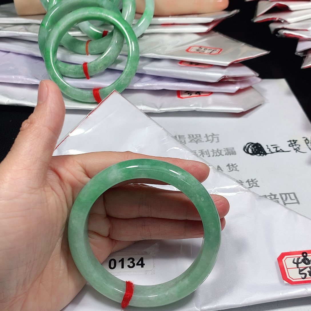 翡翠手镯未镶嵌天然缅甸A货翡翠手镯