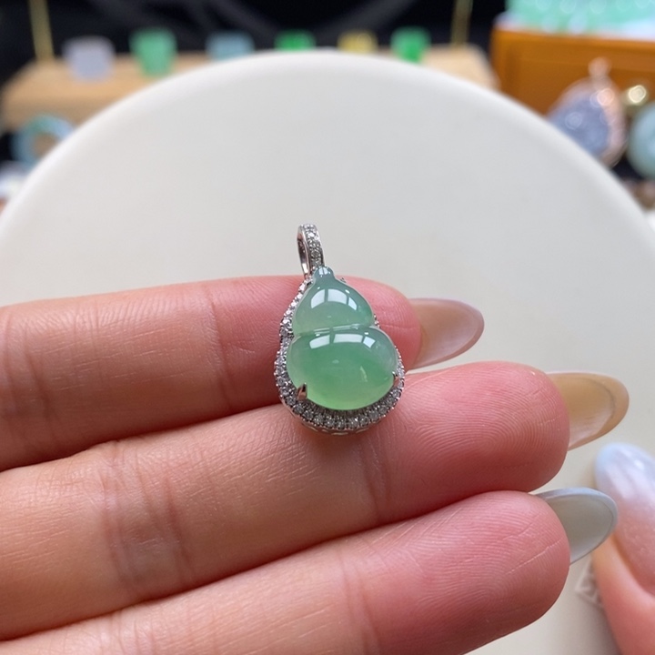 翡翠颈饰18K金镶嵌翡翠冰甜绿色葫芦