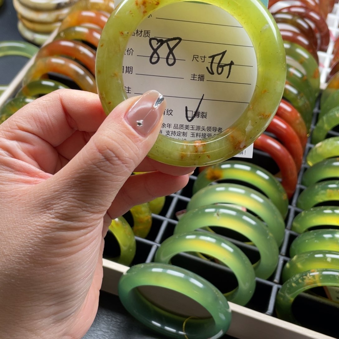 蛇纹石玉手镯未镶嵌