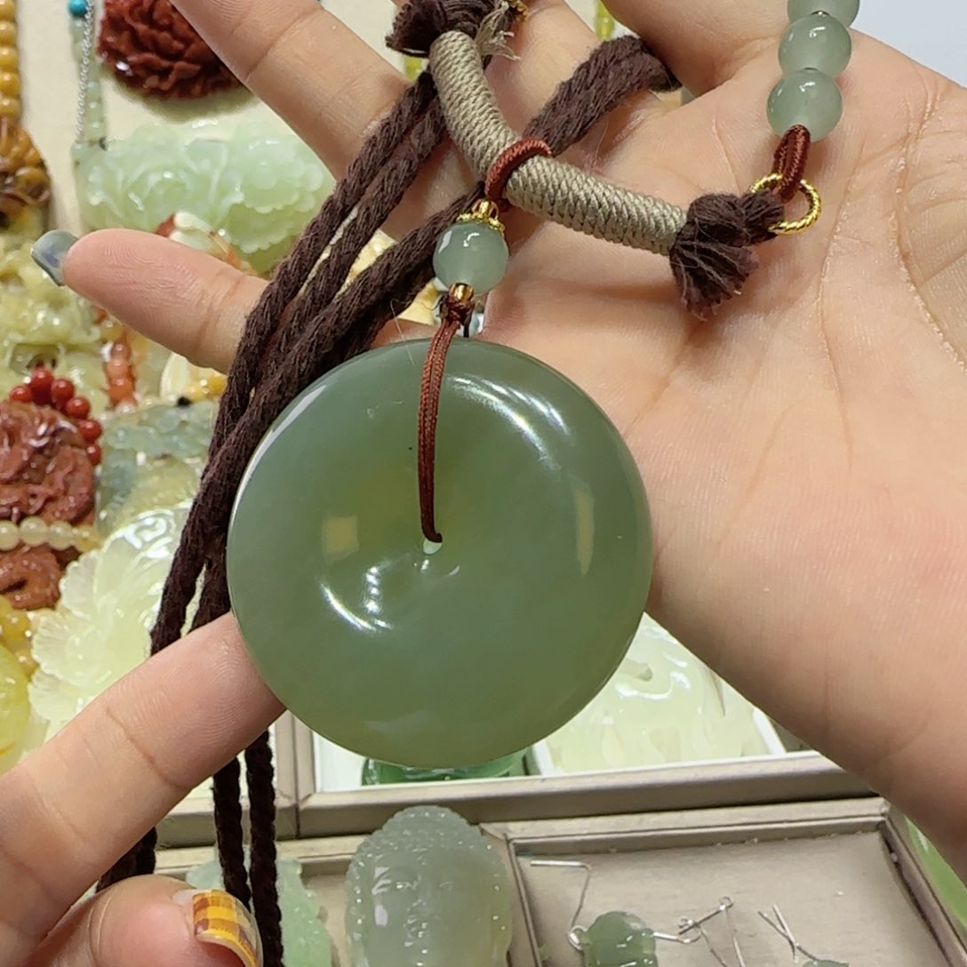 未镶嵌蛇纹石玉吊坠