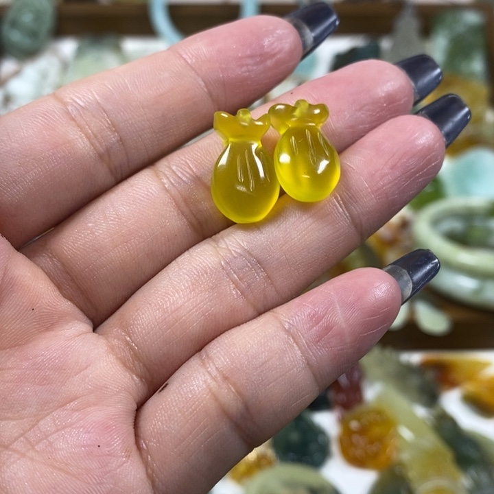 未镶嵌蛇纹石玉吊坠