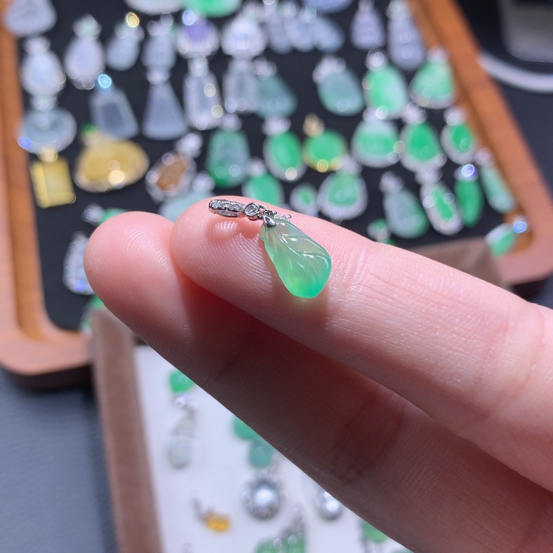 翡翠18K金镶嵌颈饰木纳荧光叶子滴流