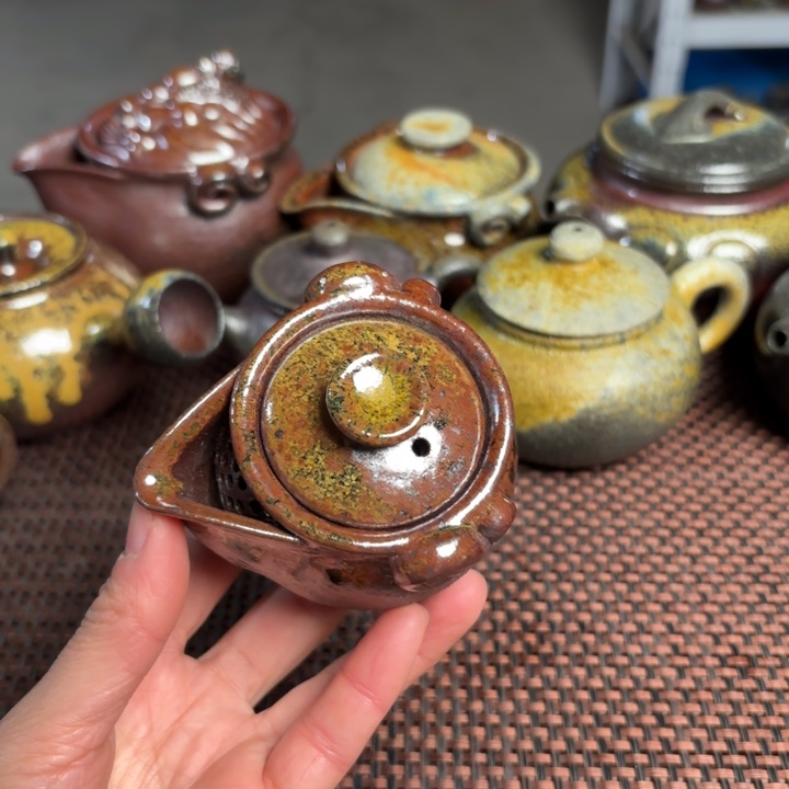 紫砂茶杯金花宝瓶，110 C