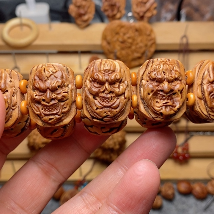 桃核雕刻恶僧手牌