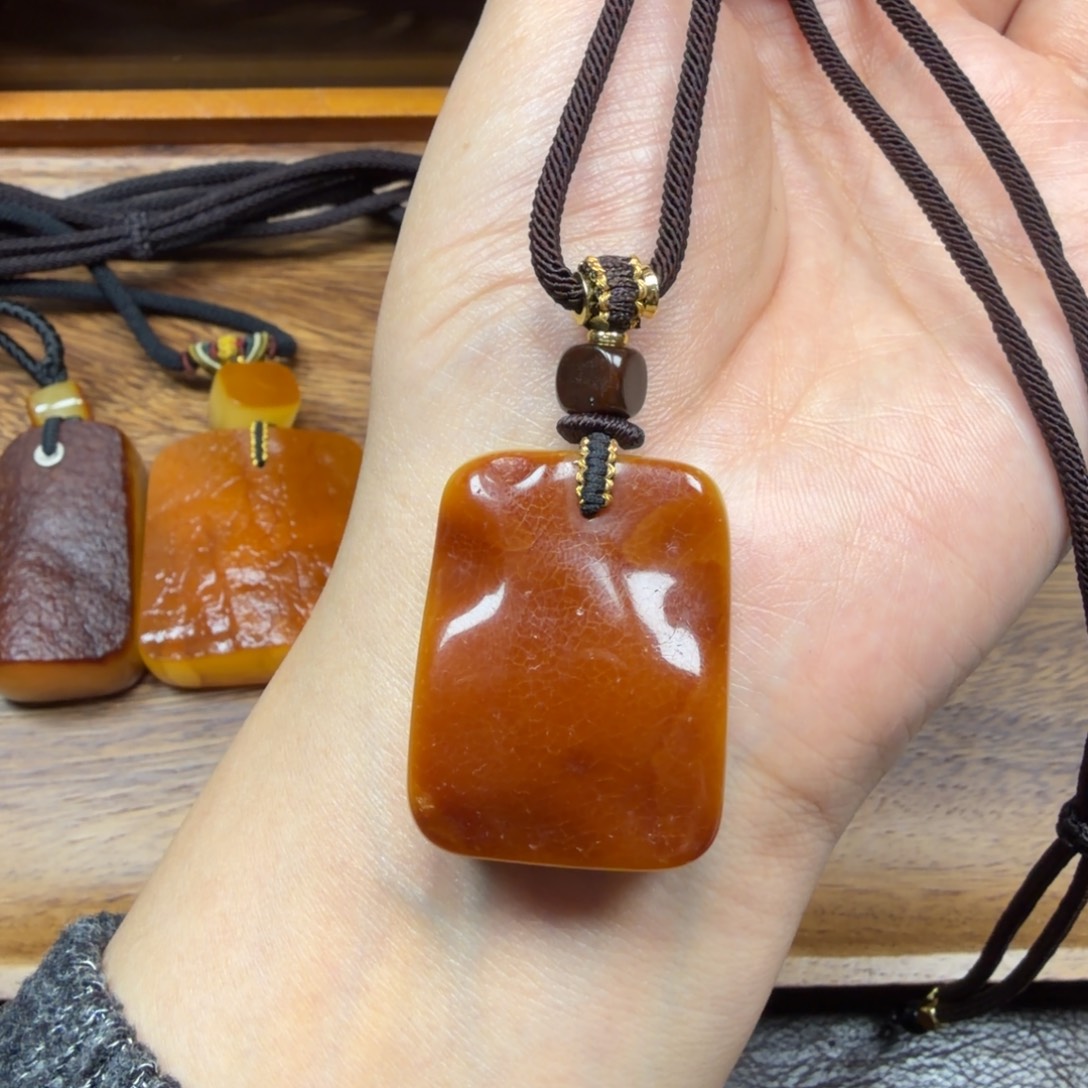 琥珀未镶嵌吊坠(赠链)