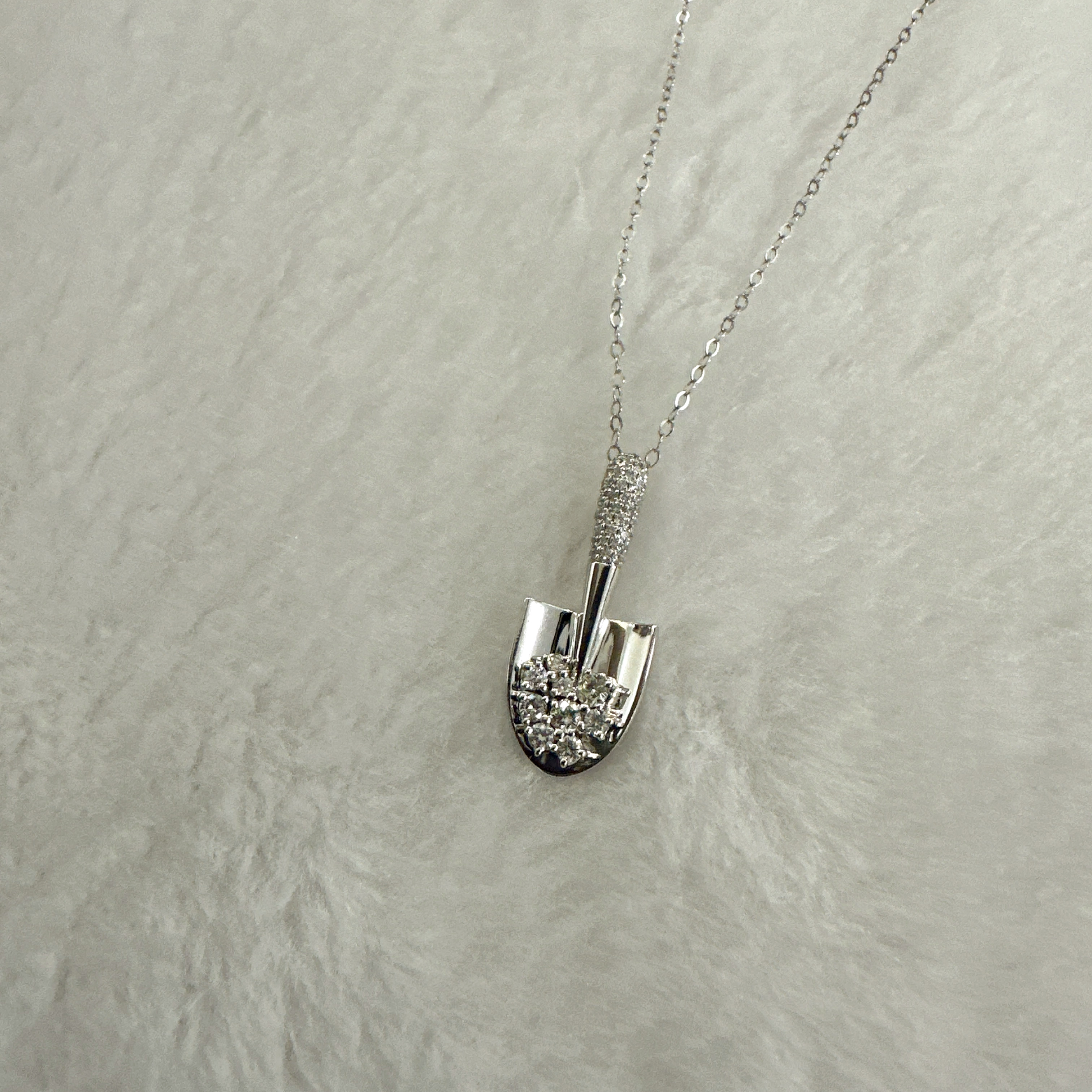 CERO【大金铲】白金轻奢百搭气质金铲铲钻石吊坠（赠银链）QQ00026