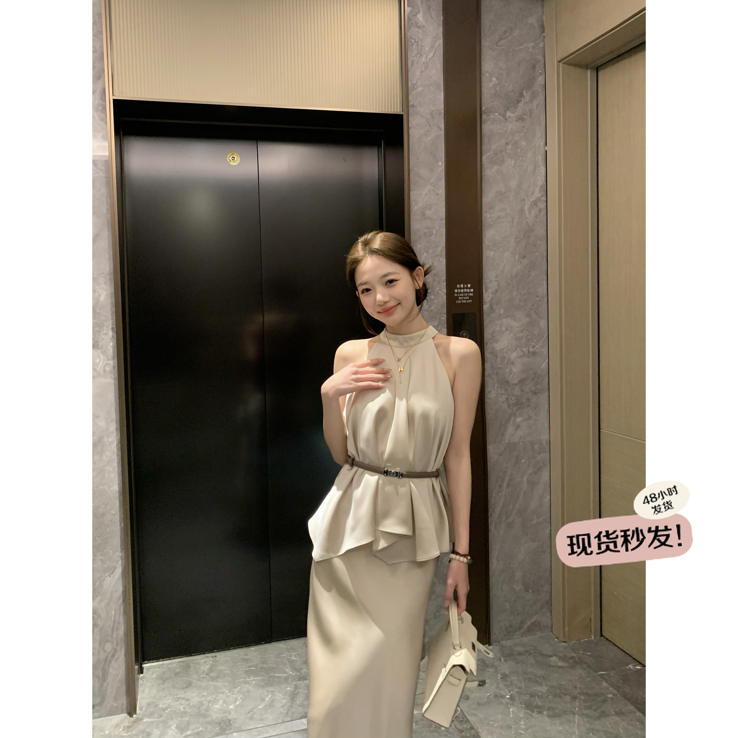 万万-清清【矜贵佳人】香槟杏高级感无袖挂脖气质缎面上衣半裙套装