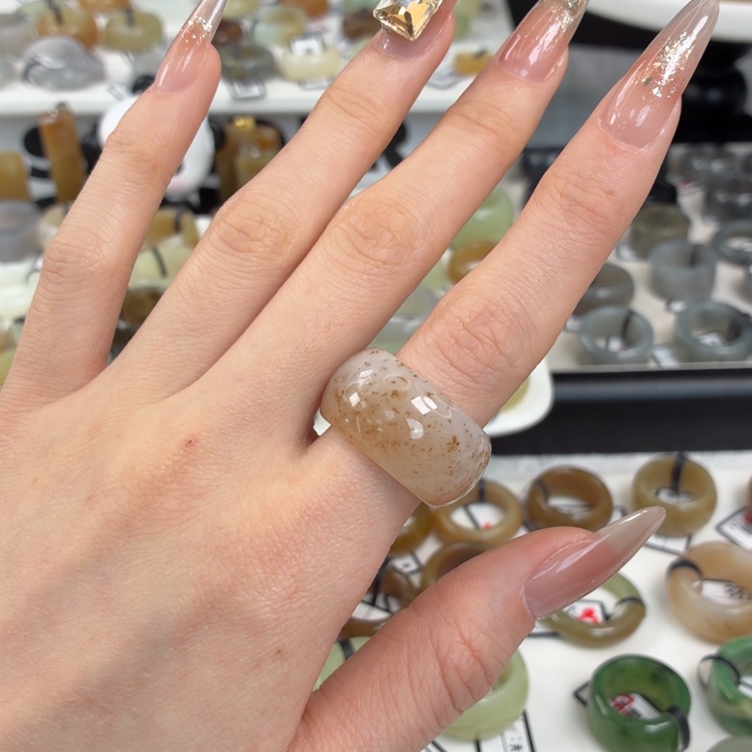 四***喜和田玉（糖玉）未镶嵌戒指z61桂花糕轮胎18.2不退换