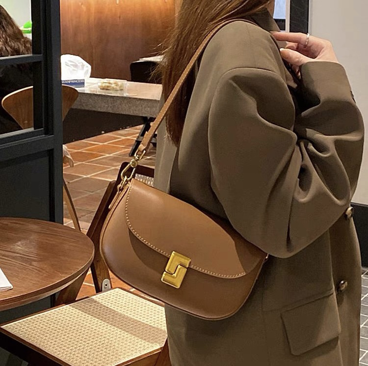 小众斜挎包女百搭腋下包轻奢马鞍包设计师款小包真皮复古女包潮
