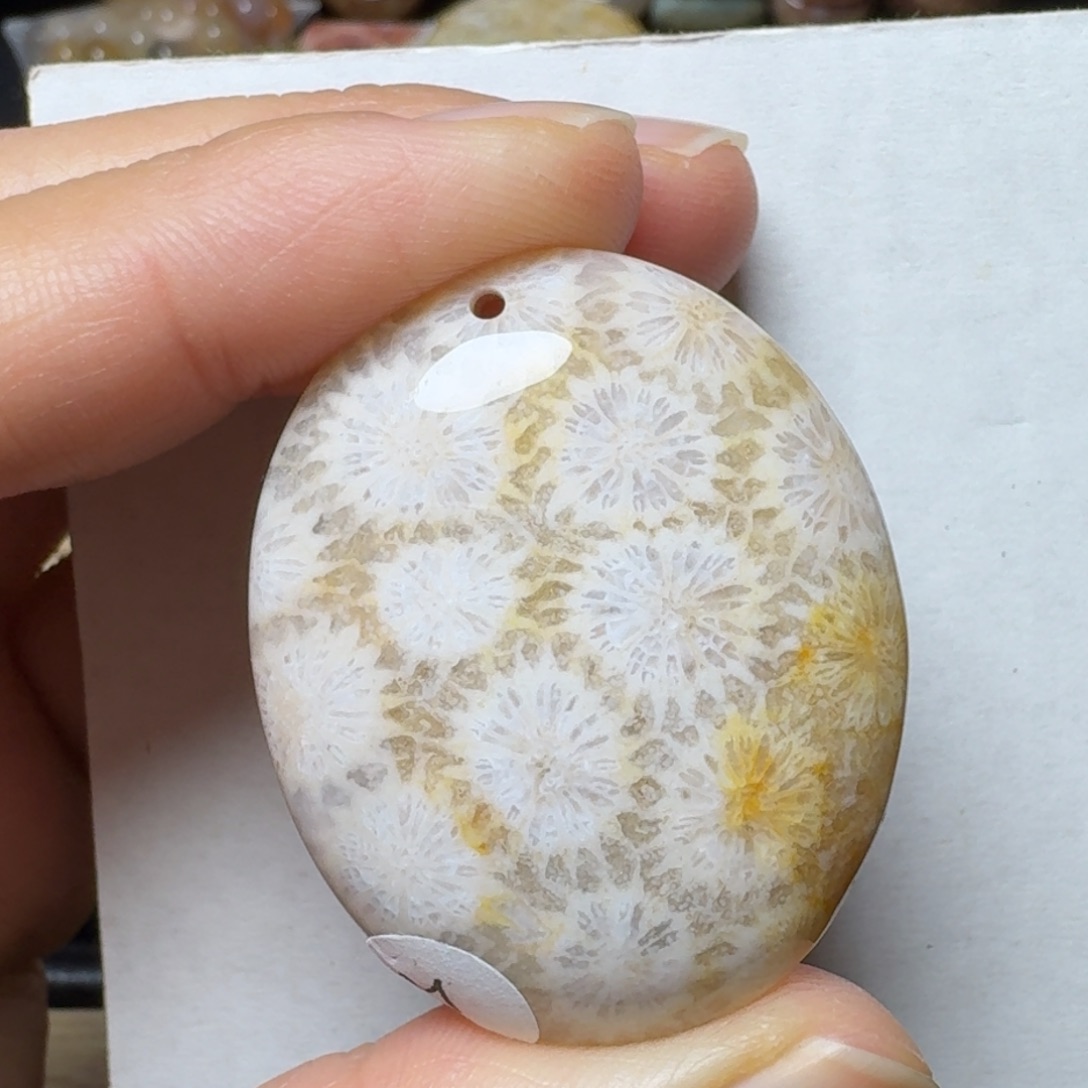 硅化玉可爱椭圆，玉透黄白花未镶嵌