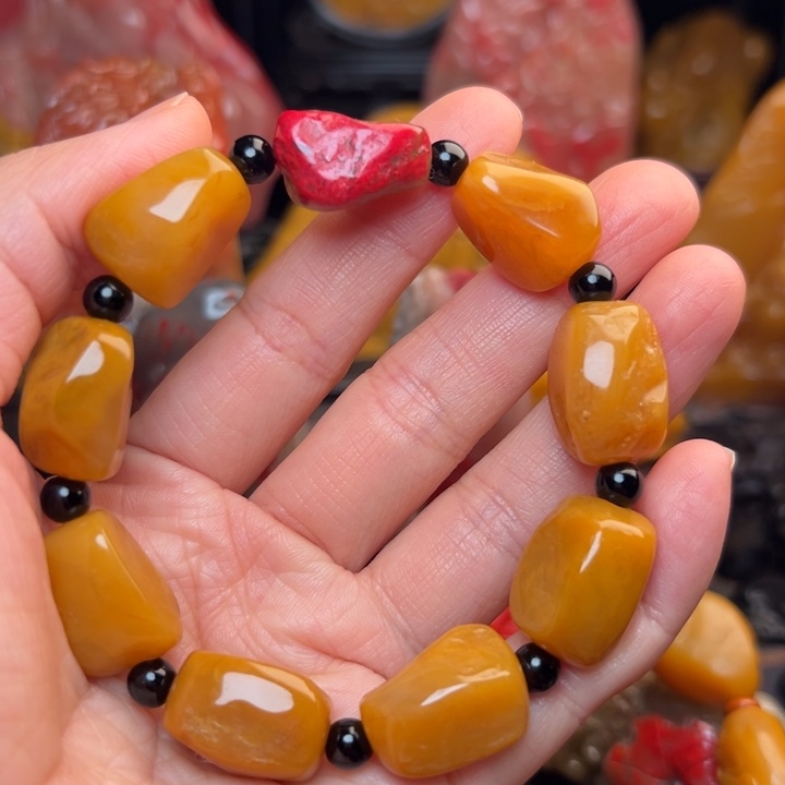 用***3昌化鸡血石鸡血石手串