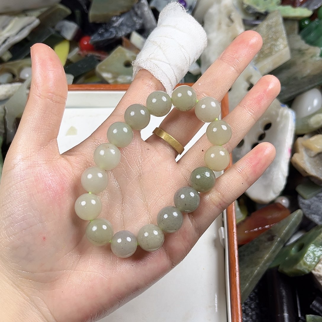 颈饰未镶嵌和田玉（糖玉）