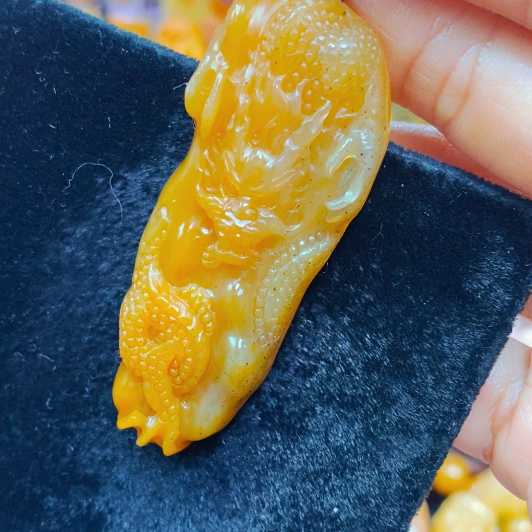 未镶嵌石英质玉（黄龙玉）颈饰