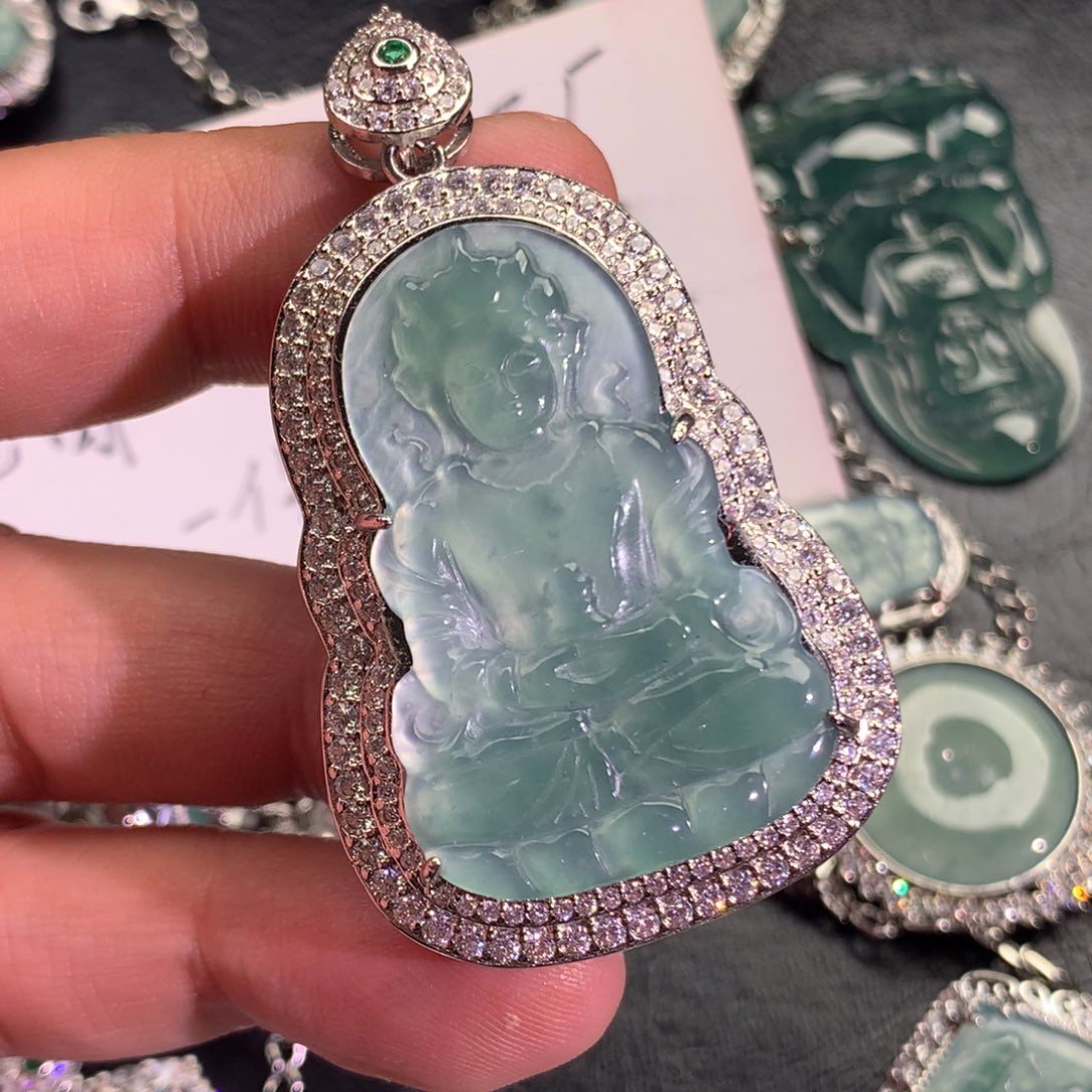 翡翠颈饰未镶嵌度母