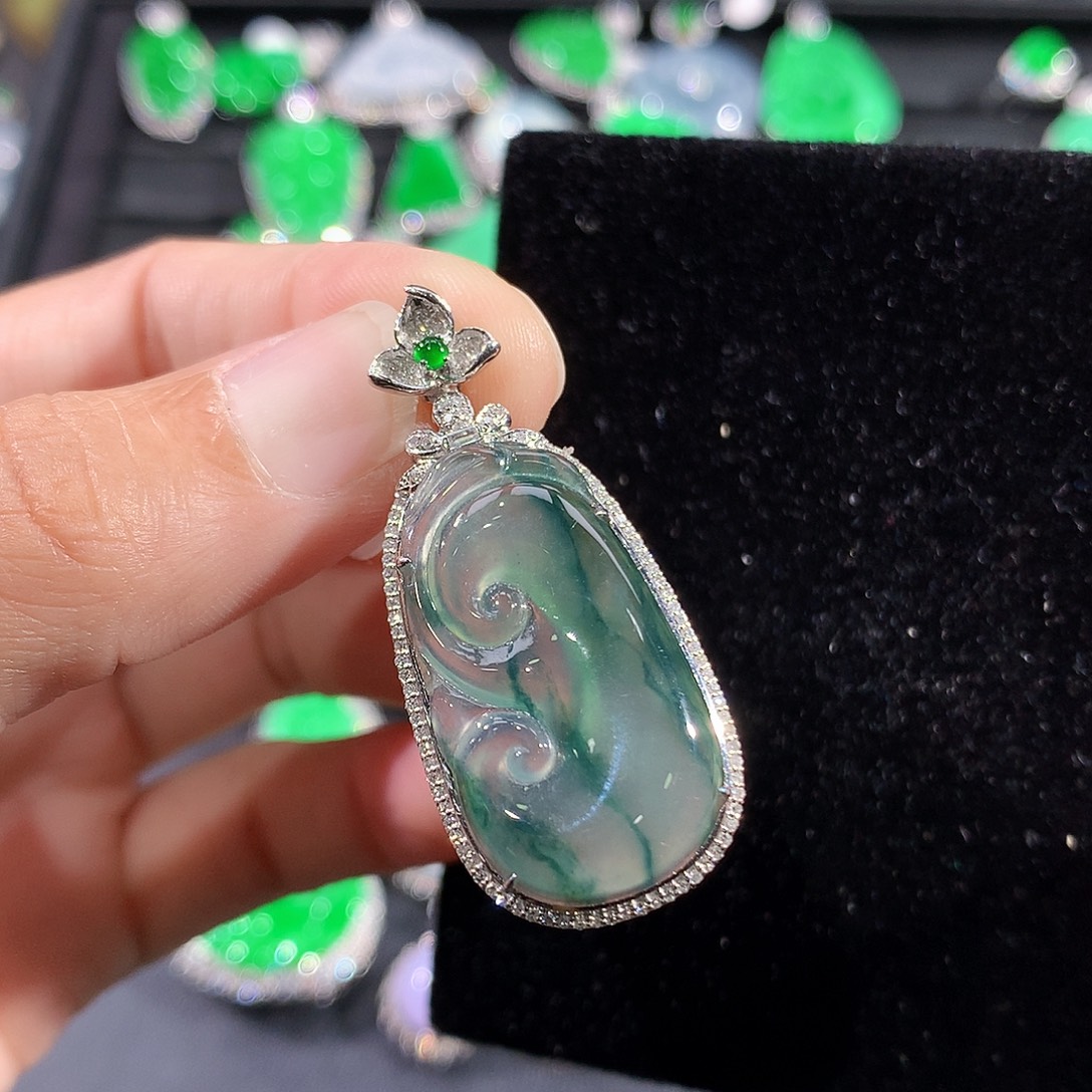 翡翠18K金镶嵌颈饰