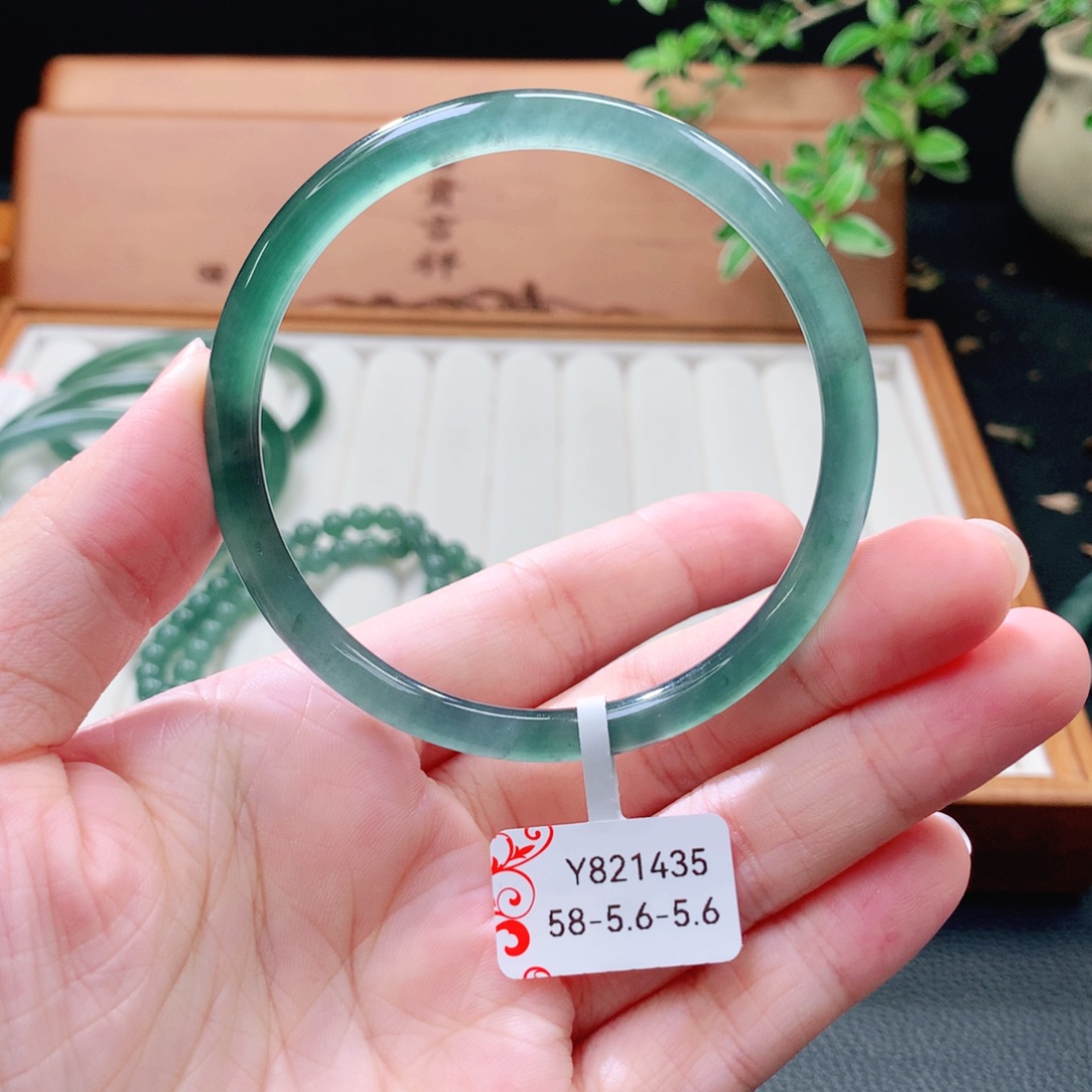 翡翠未镶嵌手镯（圆镯）